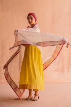 Swatti Kapoor Svet White Hand Embroidered Dupatta 7 Swatti Kapoor Svet White Hand Embroidered Dupatta -Echo Clothing Store 13623sk8 3