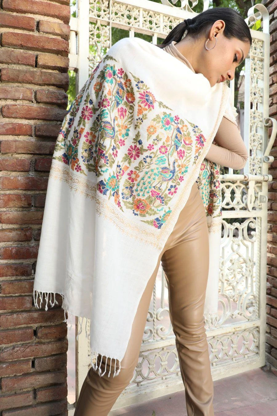 Dusala India White Cashmere Fine Wool Floral Aari Work Stole 2 Dusala India White Cashmere Fine Wool Floral Aari Work Stole - Image 2
