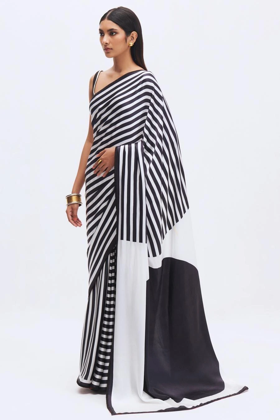 Kshitij Jalori Coconut Sorbet & Charcoal Soren Sari 2 Kshitij Jalori Coconut Sorbet & Charcoal Soren Sari - Image 2