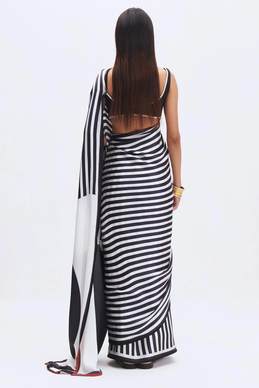 Kshitij Jalori Coconut Sorbet & Charcoal Soren Sari 4 Kshitij Jalori Coconut Sorbet & Charcoal Soren Sari - Image 4