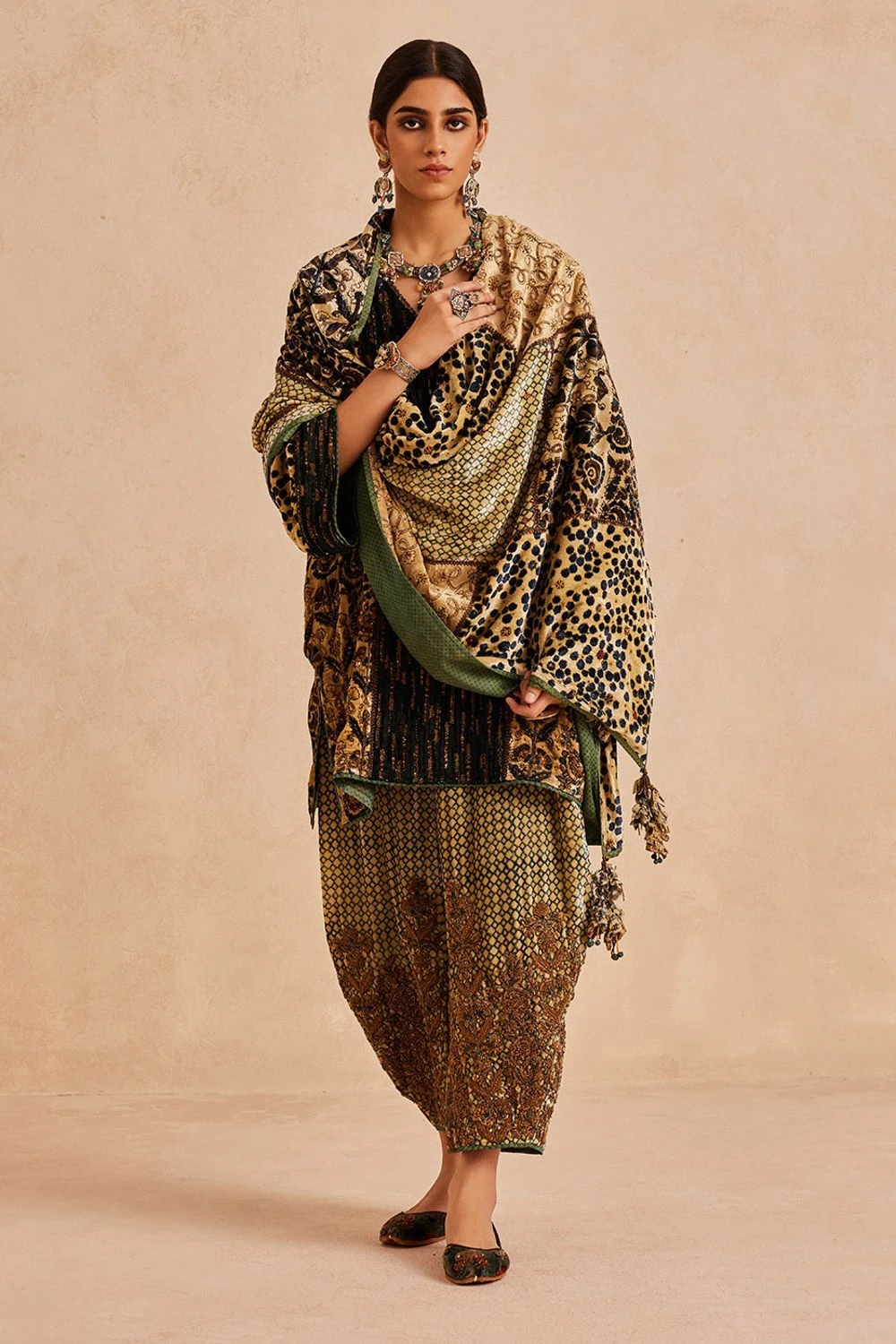 Sunira Designs Off White Ruhaani Doshala 1 Sunira Designs Off White Ruhaani Doshala