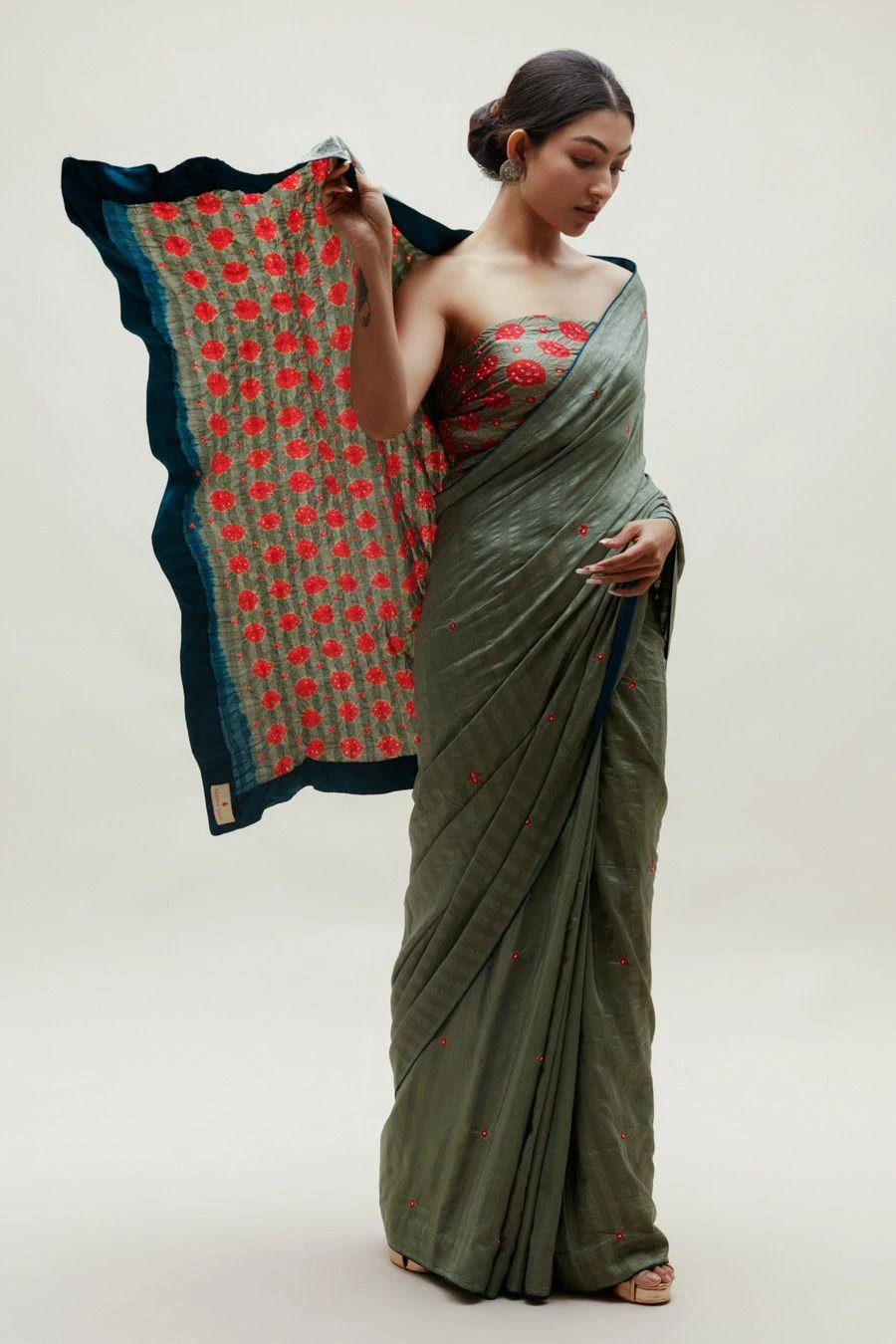 Naina Jain Green & Red Bandhani Veda Sari 3 Naina Jain Green & Red Bandhani Veda Sari - Image 3