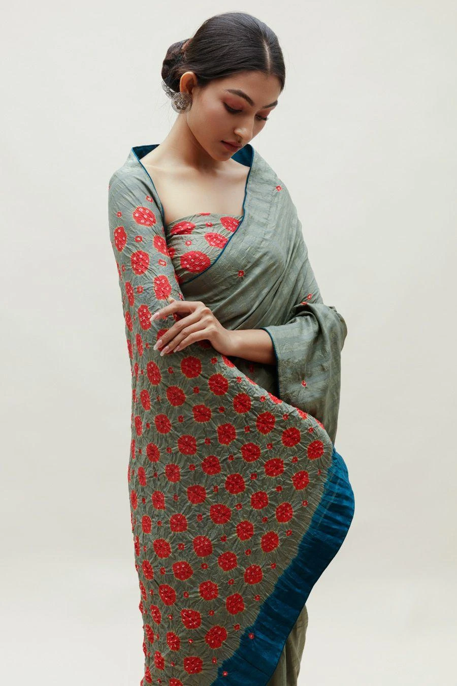 Naina Jain Green & Red Bandhani Veda Sari 4 Naina Jain Green & Red Bandhani Veda Sari - Image 4