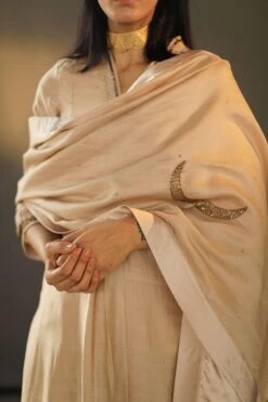 Shorshe Beige Chanderi Stole With Zardosi Embroidery -Echo Clothing Store stl chand beg chnd 4